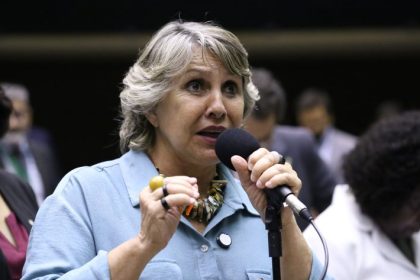 Deputada defende uso da linguagem simples na comunicação com o cidadão; ouça