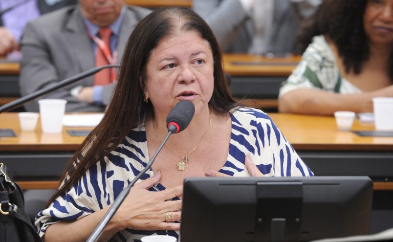 Comissão aprova multa para quem deixa criança sozinha em elevador e áreas comuns de condomínios Comissão aprova multa para quem deixa criança sozinha em elevador e áreas comuns de condomínios