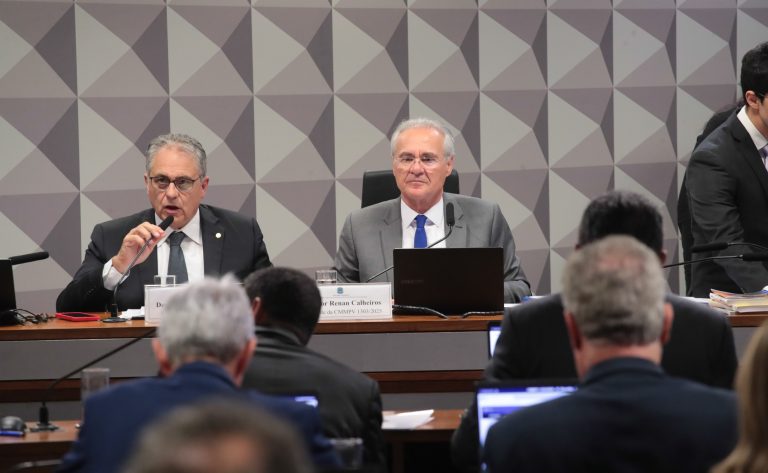 Com placar apertado, comissão mista aprova medida provisória para compensar IOF