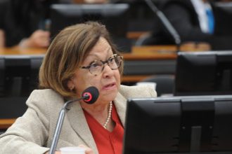 Comissão de Constituição e Justiça aprova garantia de vaga em escolas no período diurno para estudante com filho