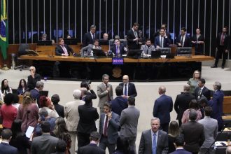 Câmara aprova pedido de suspensão de ação penal contra deputado Gustavo Gayer