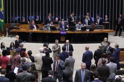 Câmara aprova pedido de suspensão de ação penal contra deputado Gustavo Gayer