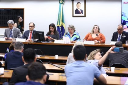 Saúde bucal deve ser tratada como direito humano, defendem participantes de audiência na Câmara