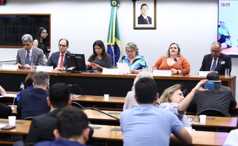 Saúde bucal deve ser tratada como direito humano, defendem participantes de audiência na Câmara