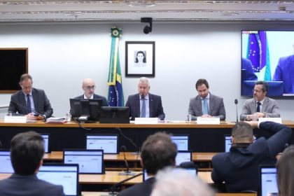 Especialistas pedem marco legal permanente para política industrial no Brasil