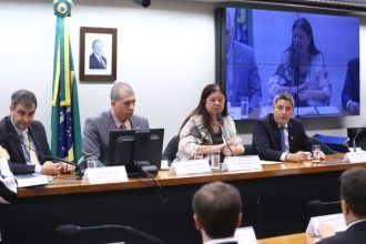 Deputados buscam solução para entrave no rateio de R$ 767 milhões das bets entre atletas e clubes