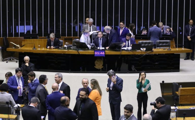 Deputados aprovam urgência para projeto que cria a bancada cristã da Câmara