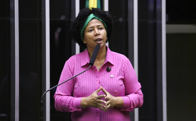 Comissão aprova cadastro nacional para intérpretes de Libras Comissão aprova cadastro nacional para intérpretes de Libras