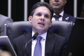 “Câmara não permitirá abusos contra consumidores”, diz Motta ao elogiar gratuidade no despacho de bagagem “Câmara não permitirá abusos contra consumidores”, diz Motta ao elogiar gratuidade no despacho de bagagem