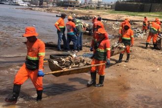 PMM recolhe mais de 350 toneladas de lixo por mês do rio Negro