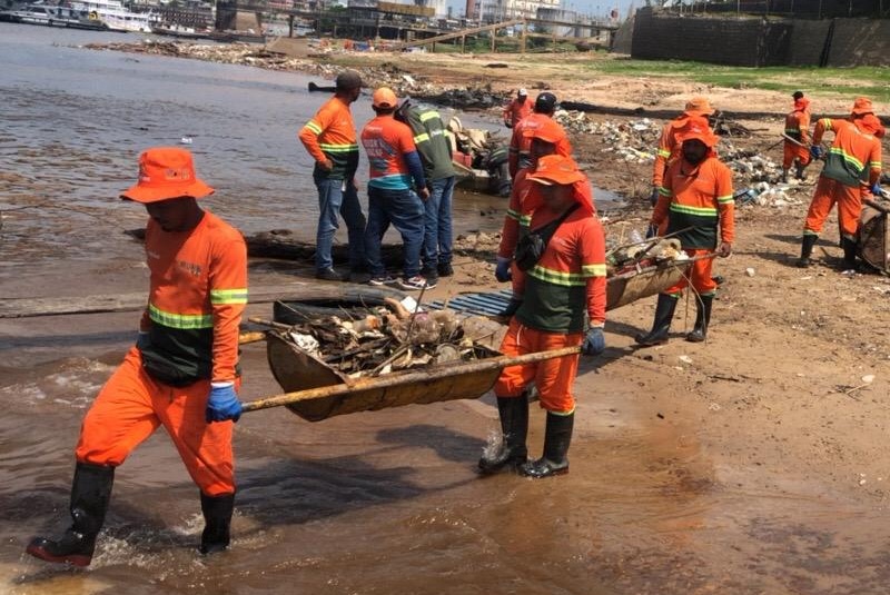 PMM recolhe mais de 350 toneladas de lixo por mês do rio Negro