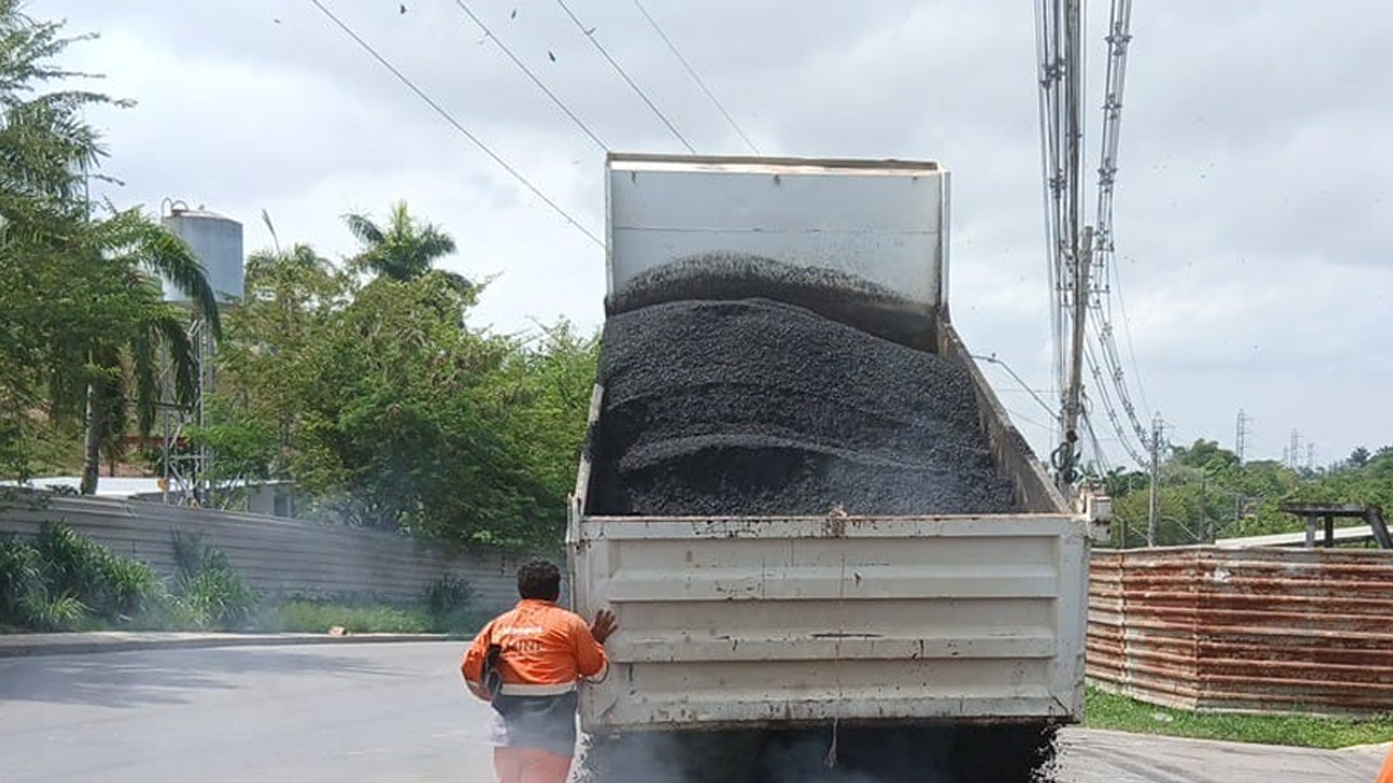 Prefeitura reforça manutenção asfáltica no bairro Lago Azul