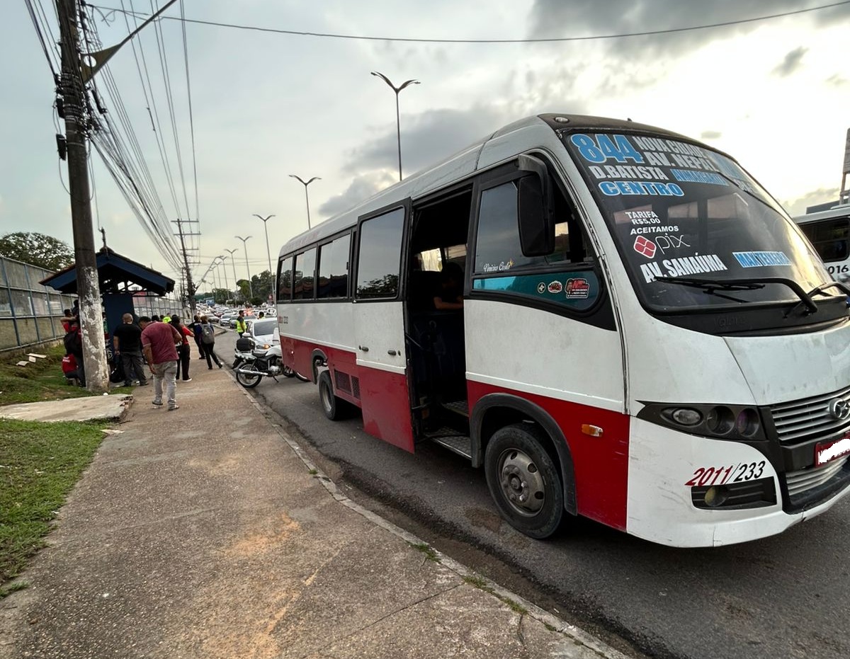 Prefeitura retira de circulação micro-ônibus executivo irregular