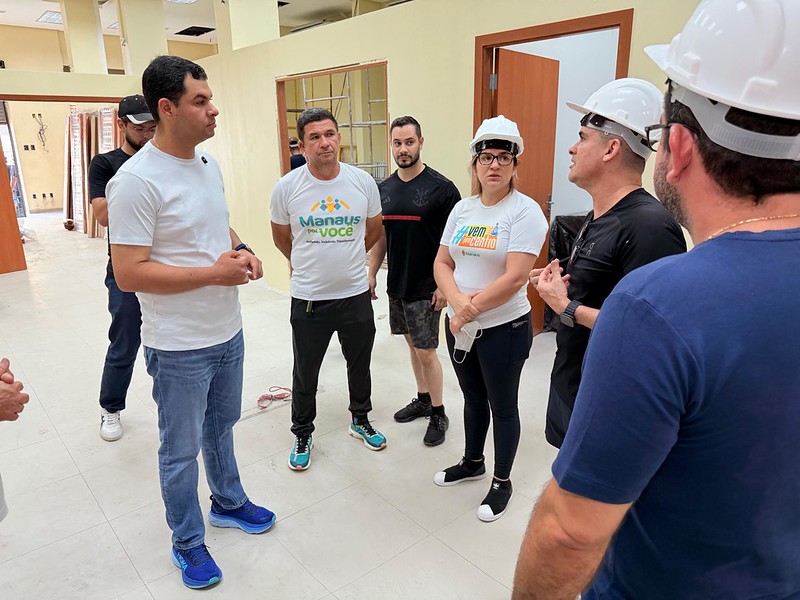 David Almeida fiscaliza obras no Centro de Manaus