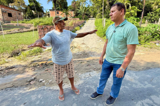 Roberto Sabino vai ao bairro Jorge Teixeira e solicita serviços de recapeamento e pavimentação