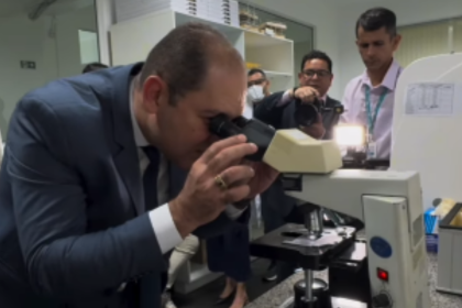 Rosivaldo Cordovil visita laboratório e reforça importância da prevenção do câncer de colo de útero em Manaus