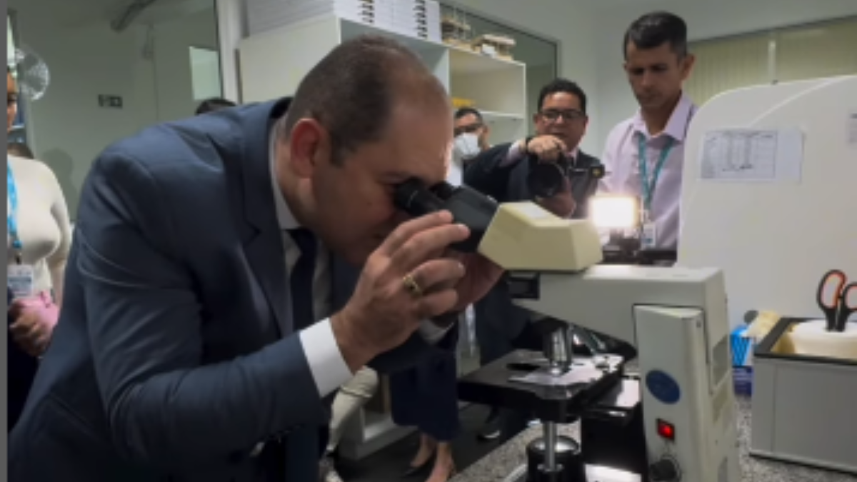Rosivaldo Cordovil visita laboratório e reforça importância da prevenção do câncer de colo de útero em Manaus