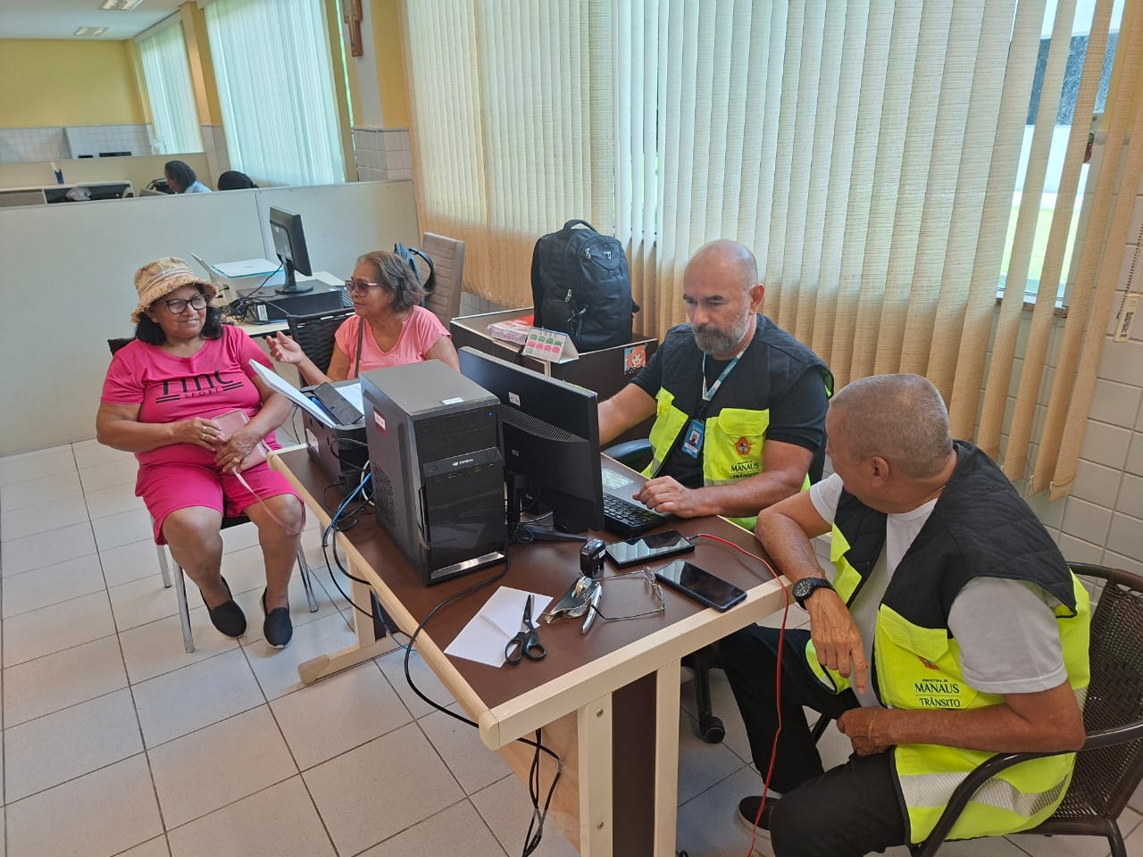 Prefeitura de Manaus facilita acesso à credencial de estacionamento em ação social no Pró-Menor Dom Bosco