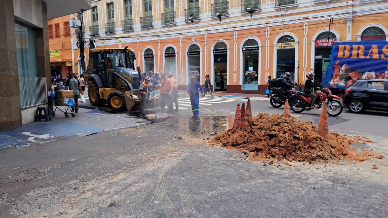 Prefeitura de Manaus realiza desobstrução de galeria subterrânea na avenida 7 de Setembro