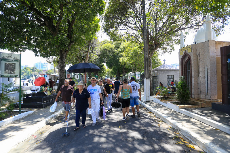 Prefeitura de Manaus acolhe 700 mil visitantes nos cemitérios com estrutura e celebrações no Dia de Finados