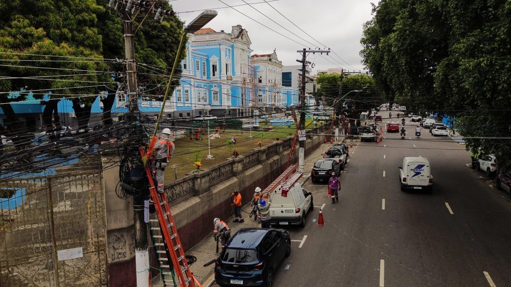 Prefeitura de Manaus retoma retirada de fios e cabos e ultrapassa 7 toneladas de material removido no centro histórico