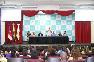 Estudantes de pedagogia recebem certificação da prefeitura