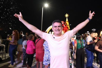 Prefeito David Almeida entrega balsa natalina