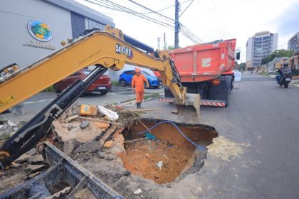 Prefeitura de Manaus recupera rede de drenagem profunda e reforça segurança viária no bairro Flores