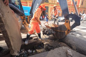 Prefeitura realiza manutenção no entorno do mercado municipal Adolpho Lisboa