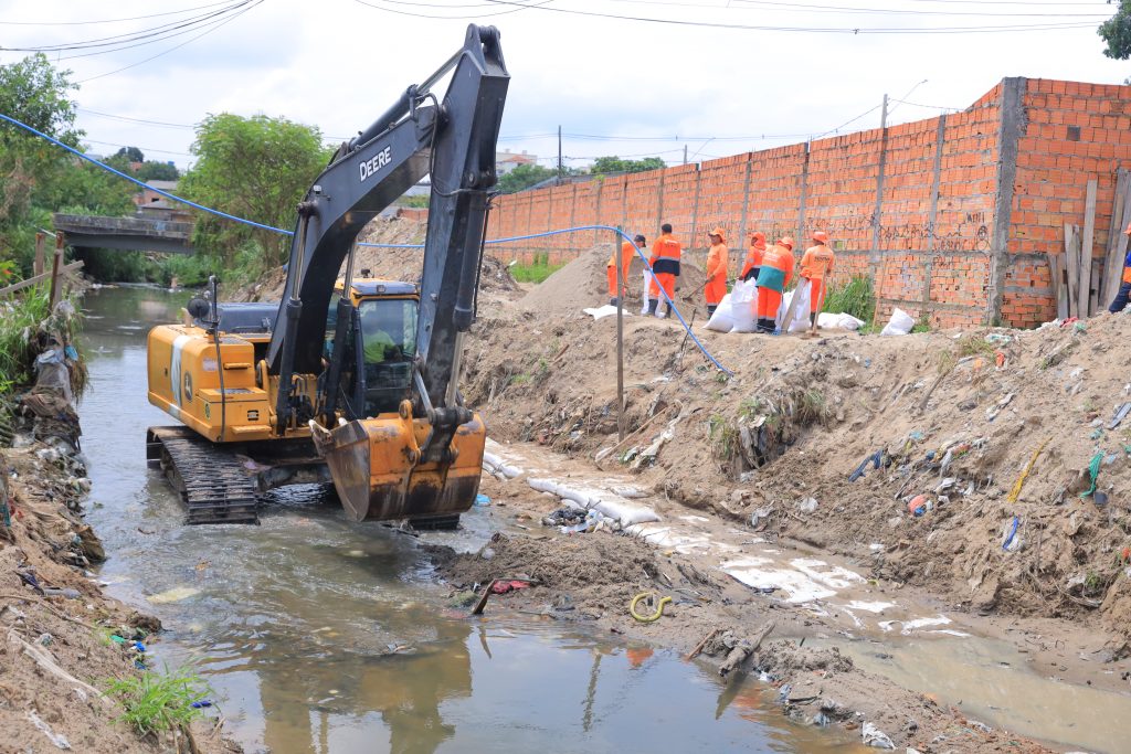 Prefeitura realiza dragagem no bairro Colônia Santo Antônio