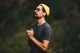 Espiritualidade Masculina: Por Que Homens Precisam Redescobrir o Poder da Oração