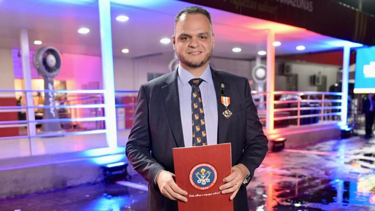 Aldenor Lima recebe Medalha Imperador Dom Pedro II, a maior honraria do Corpo de Bombeiros Militar do Amazonas