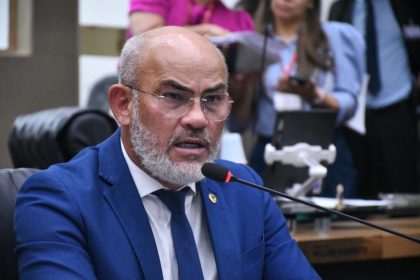 Cabo Maciel parabeniza policiais da Base Arpão II por parto realizado a bordo no rio Solimões