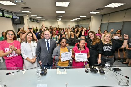 ‘Café com Elas’ reúne 300 mulheres na Aleam para palestra sobre autocuidado, consciência corporal e prevenção de violências