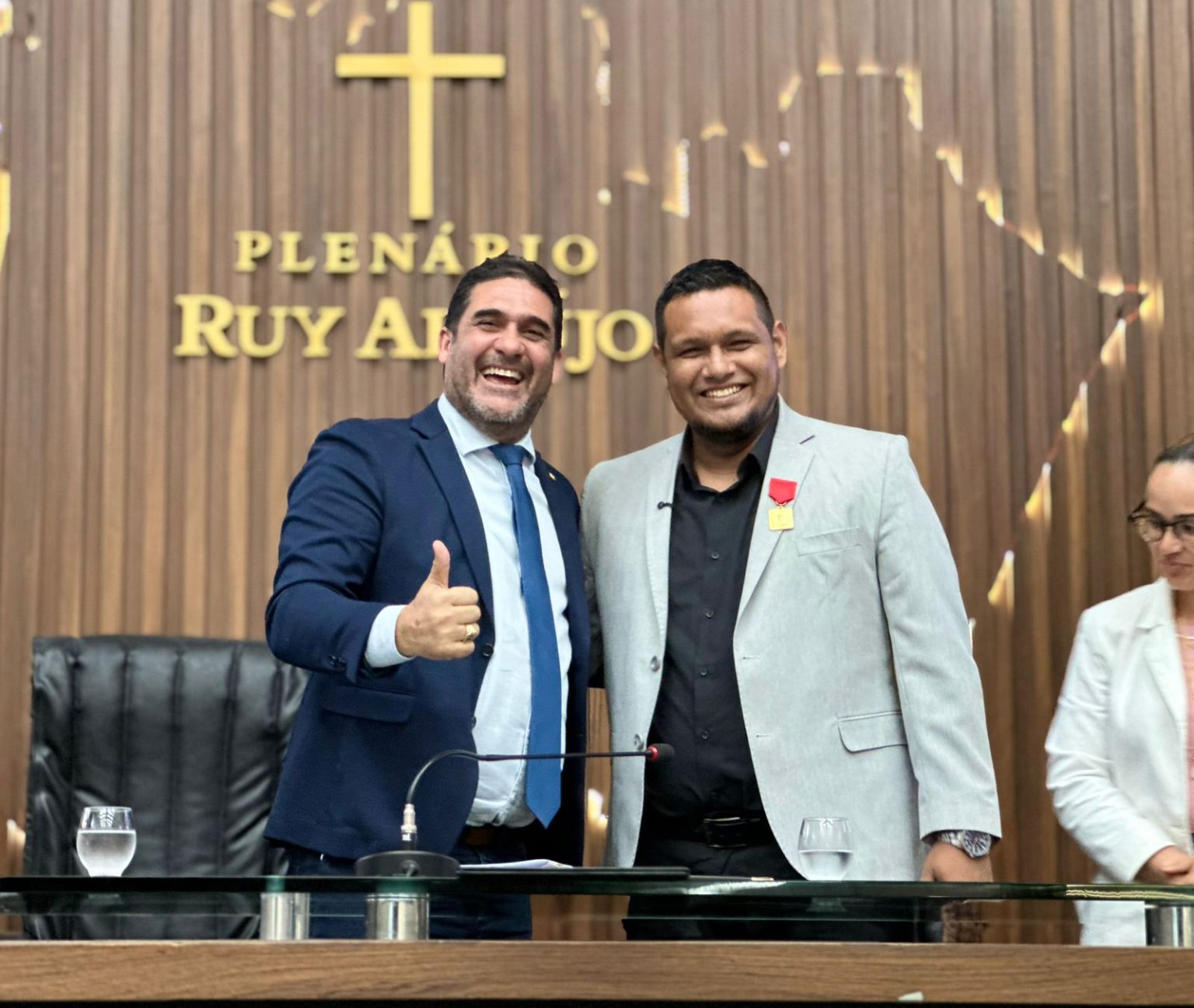 Deputado Cristiano D’Angelo homenageia o vice-prefeito de Manacapuru, Franz Melendez, com a Medalha Ruy Araújo na Aleam