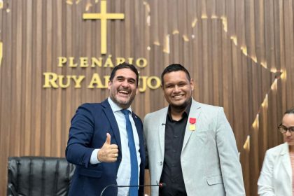 Deputado Cristiano D’Angelo homenageia o vice-prefeito de Manacapuru, Franz Melendez, com a Medalha Ruy Araújo na Aleam