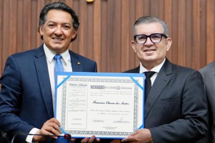 Deputado Felipe Souza concede Título de Cidadão Amazonense ao pastor Francisco Chaves