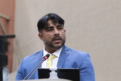 Dione Carvalho analisa proposta que isenta motoristas de multa ao avançar sinal durante a madrugada