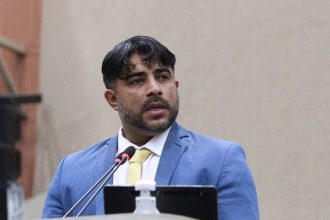 Dione Carvalho analisa proposta que isenta motoristas de multa ao avançar sinal durante a madrugada