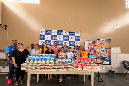 Entrega alimentos arrecadados em evento de esporte equestre à instituição social