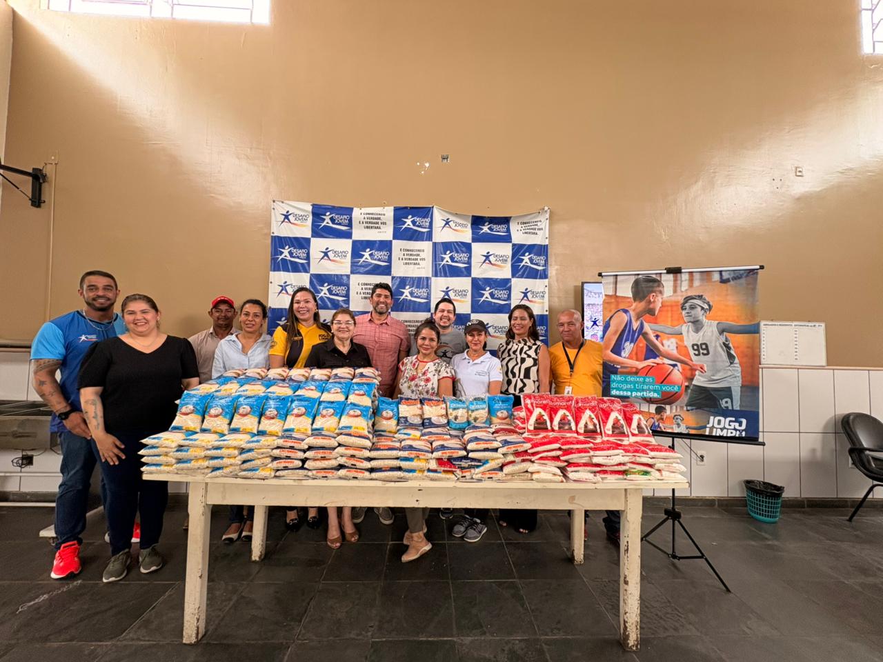Entrega alimentos arrecadados em evento de esporte equestre à instituição social