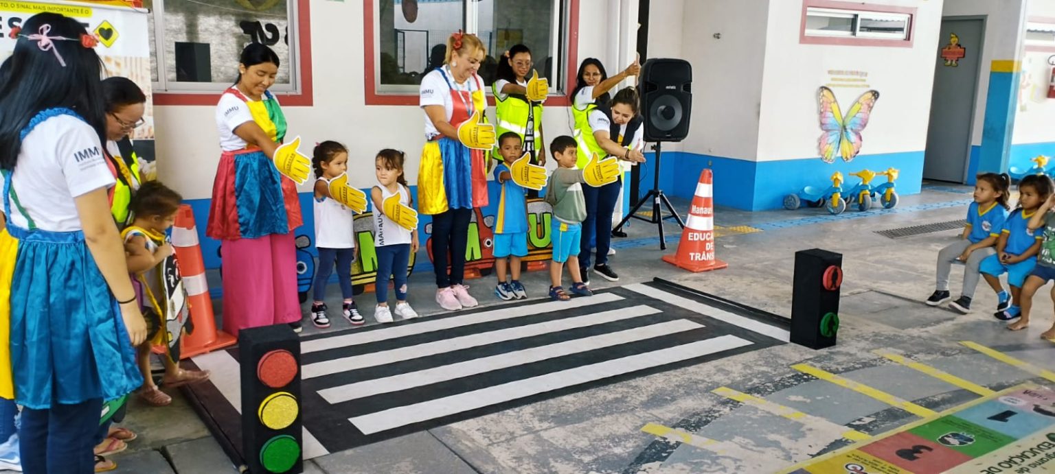 Prefeitura promove educação de trânsito lúdica com crianças em creche da zona Norte