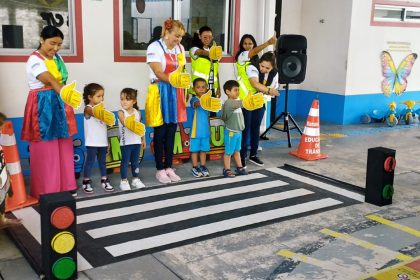 Prefeitura promove educação de trânsito lúdica com crianças em creche da zona Norte