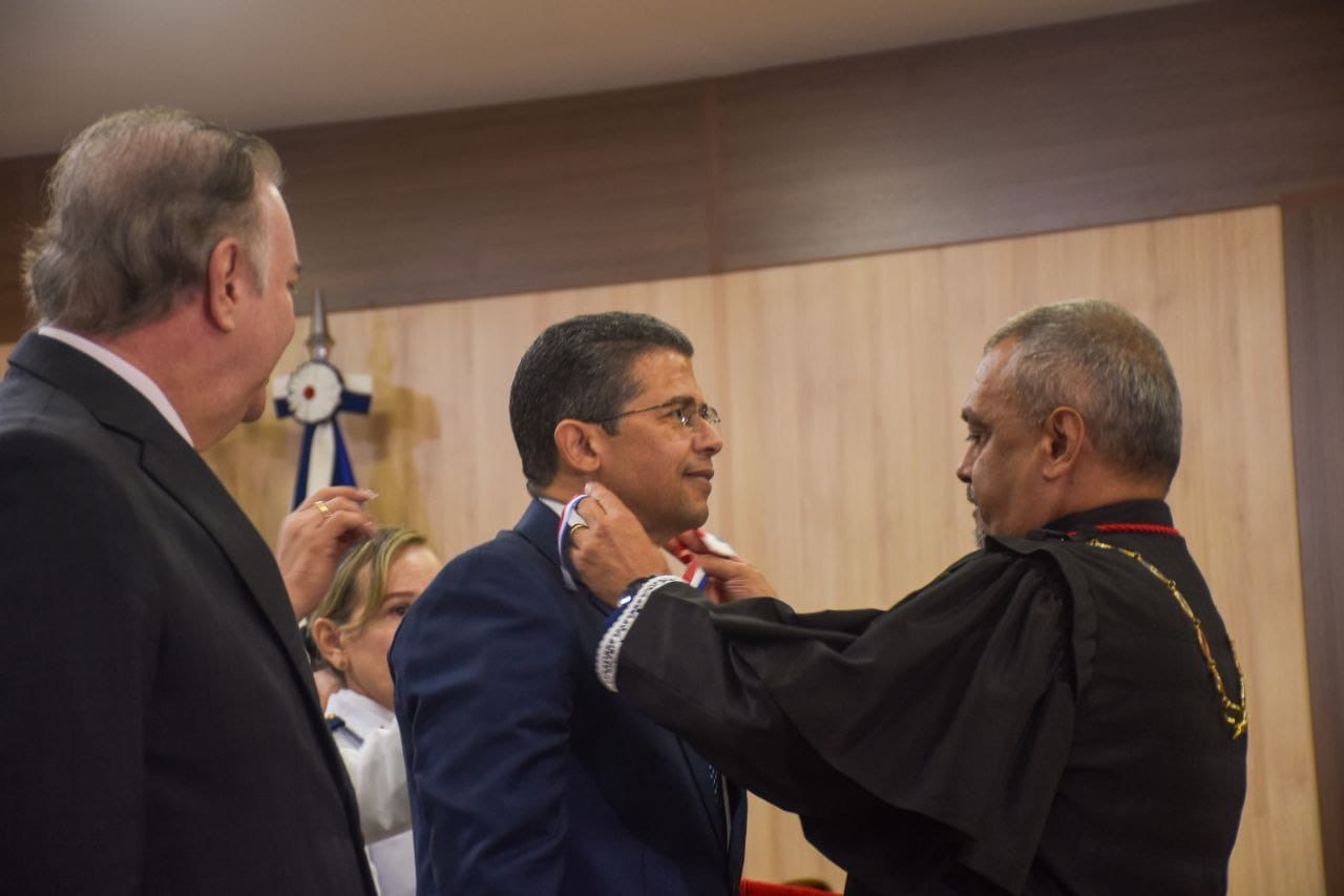 João Luiz recebe Medalha da Ordem do Mérito Judiciário do TJAM