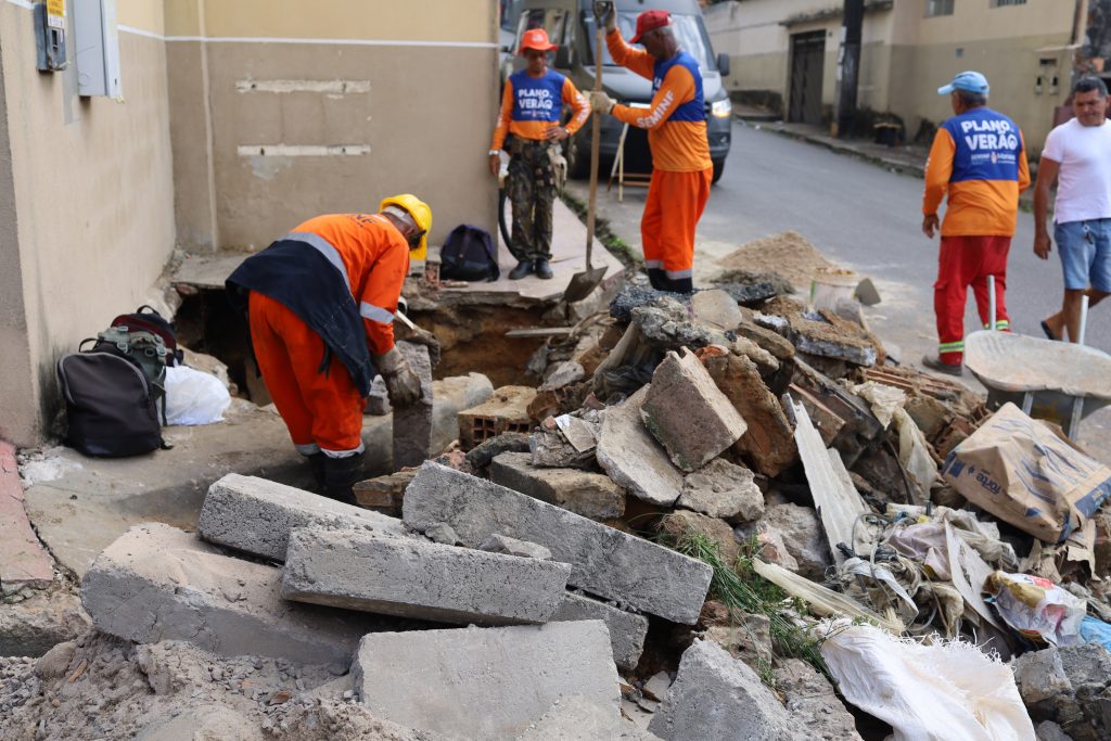 Prefeitura intensifica recuperação de drenagens no bairro Alvorada
