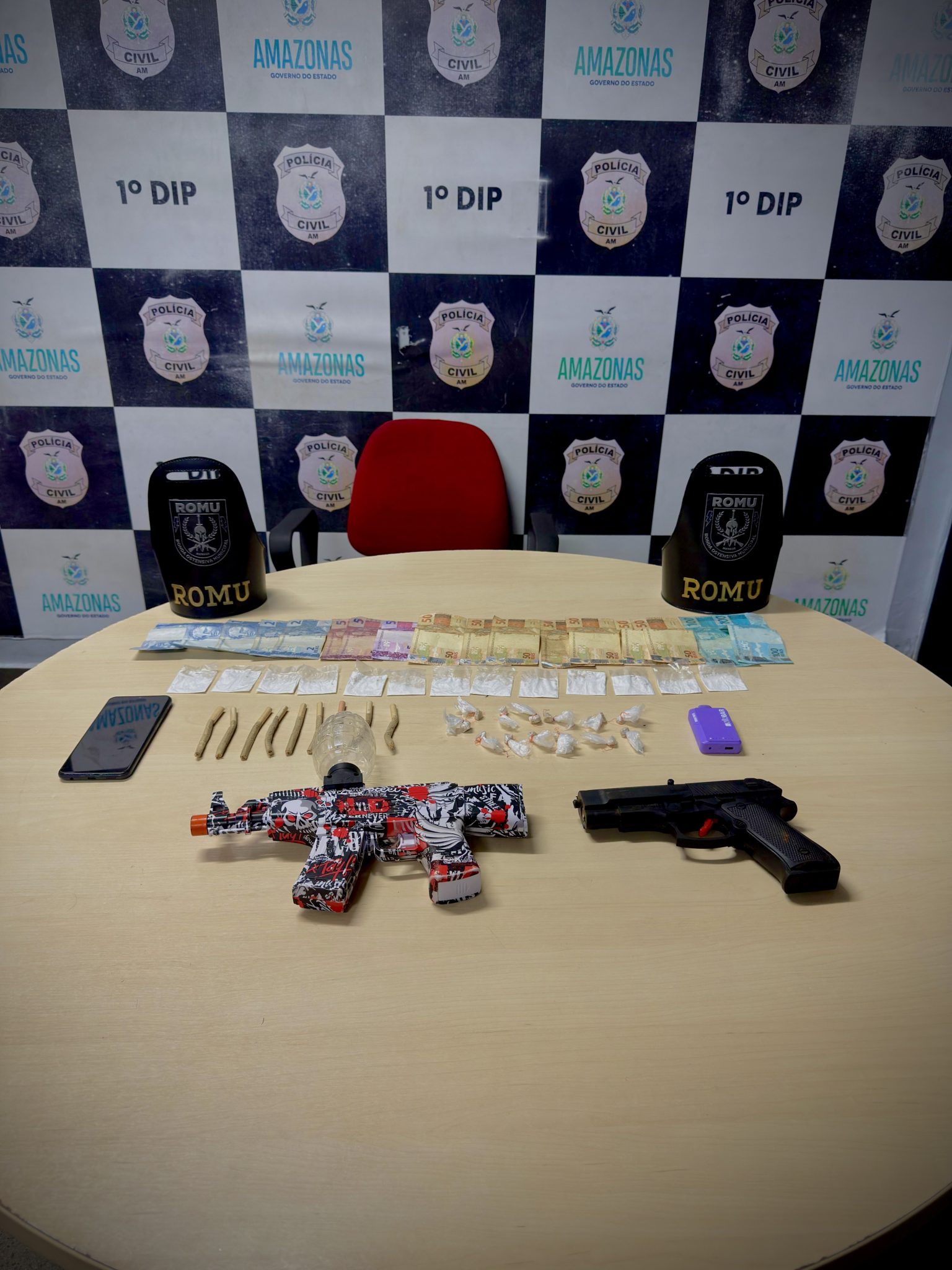 Romu apreende drogas e simulacros no Centro Histórico de Manaus