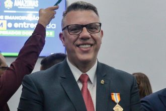 João Carlos é homenageado com a Medalha Imperador Dom Pedro II em celebração aos 27 anos do CBMAM