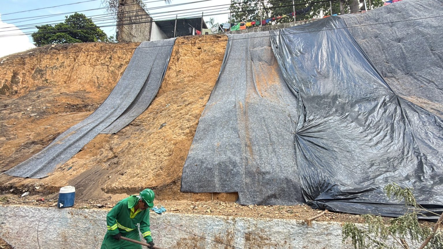 Finalização da limpeza e implantação da geomanta na avenida Mário Ypiranga
