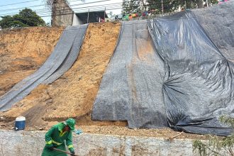 Finalização da limpeza e implantação da geomanta na avenida Mário Ypiranga