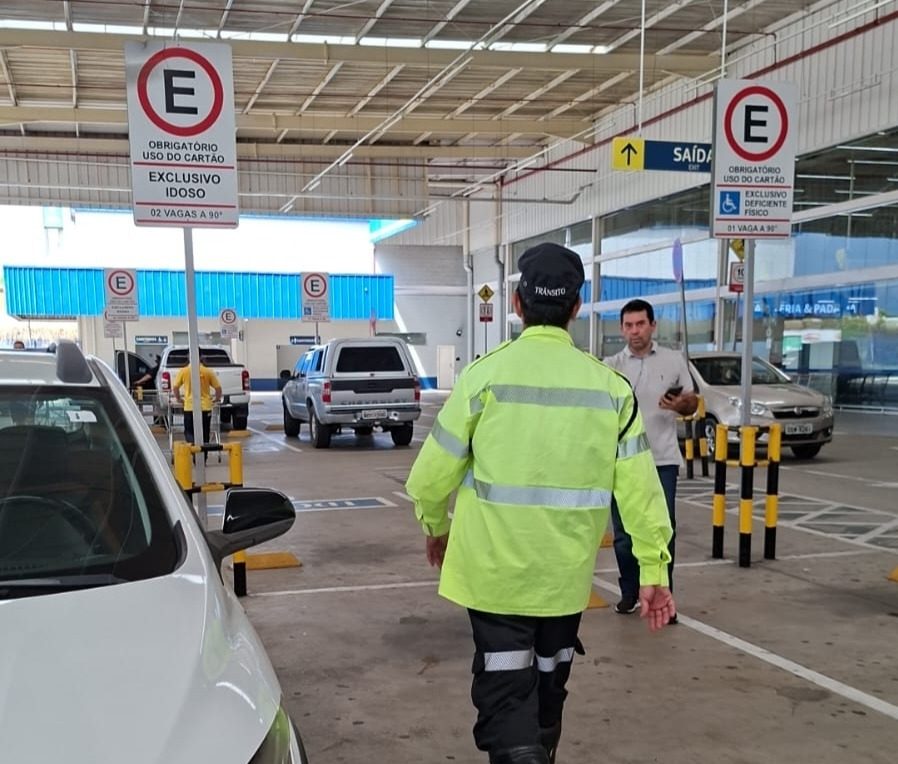 Prefeitura reforça fiscalização na zona Norte e remove veículo por irregularidade